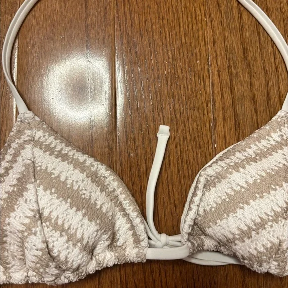 NWT hollister CROCHET-STYLE STRING TRIANGLE BIKINI TOP - Picture 3 of 6